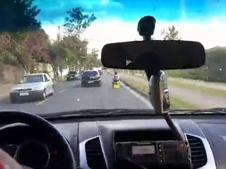 Une journée ordinaire au Brésil: Un gars conduit une cagette de bière