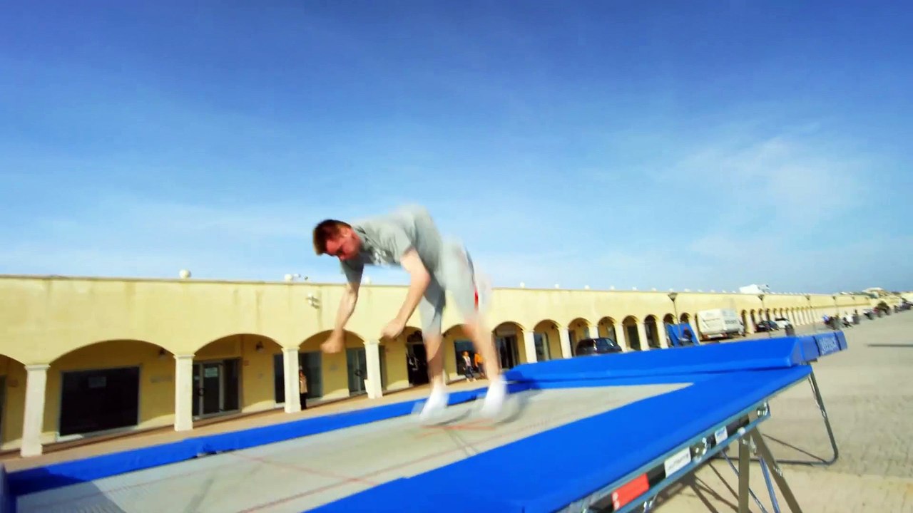 Vol au-dessus d'un trampoline