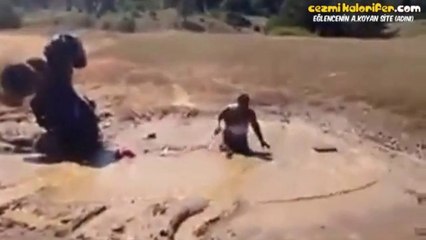 Atv İle Takla Atan Adam ve Yarılan Gülen Arkadaşı