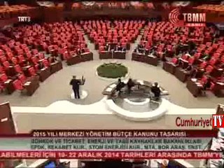 çArşı atkısıyla kürsüye çıktı