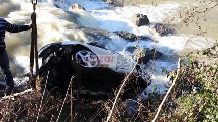 PAZAR'DA OTOMOBİL DEREYE YUVARLANDI