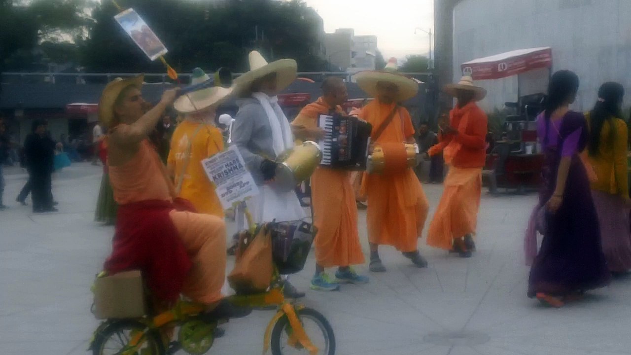 Cantar y cantar Hare Krishna