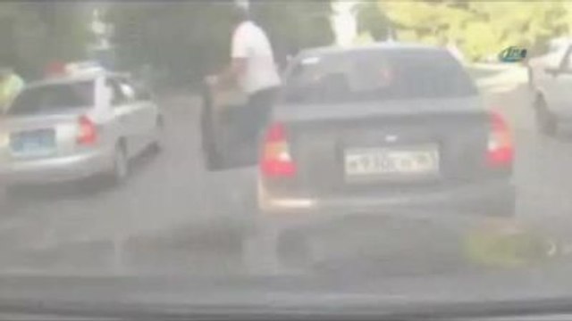 Rusya'da Polisin Çarptığı Kadın Metrelerce Havaya Uçtu