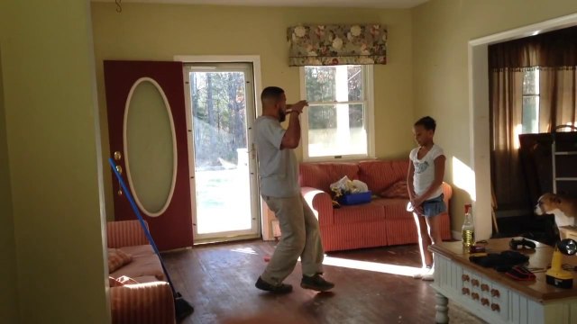 Padre e hija se miden en un duelo de baile