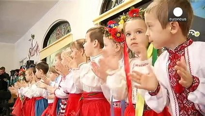 A Kiev la festa dei bambini per i soldati tornati dall'est
