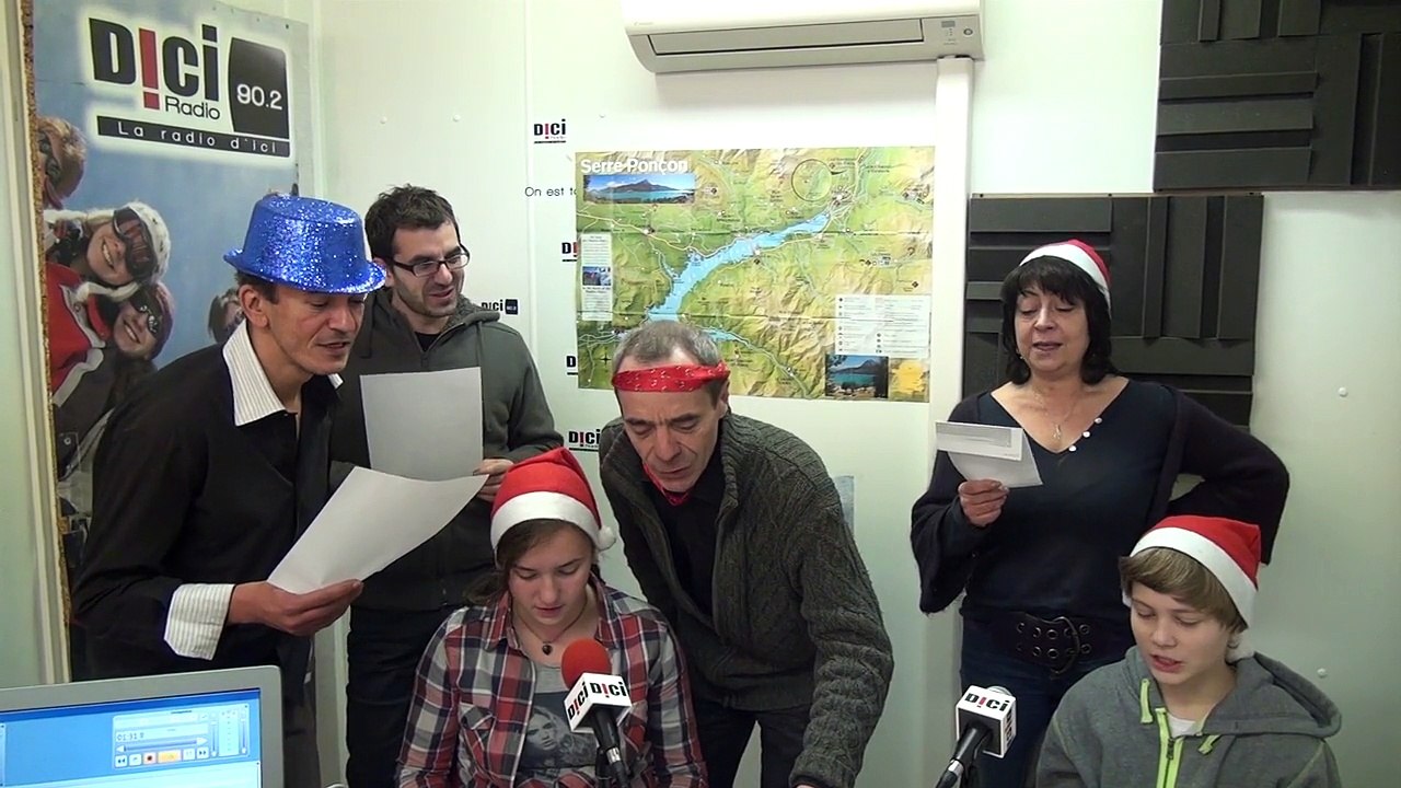 D!CI TV: l'équipe D!CI chante petit papa noël pour faire tomber la neige