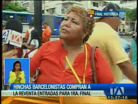 Hinchas barcelonistas compran a la reventa entradas para la primera final