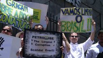 Grupo faz manifestação em frente à Petrobras