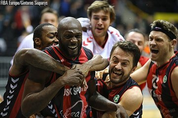 Courtney Fells donne la victoire à son équipe au buzzer de son propre camp