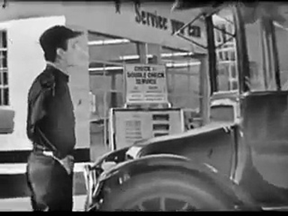 VINTAGE EARLY 1960's TEXACO AD WITH DON ADAMS GET SMART ~ GUY DRIVES IN WITH A CAR WITH NO ENGINE