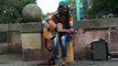 Un incroyable chanteur de rue chante No Woman, No Cry de Bob Marley !