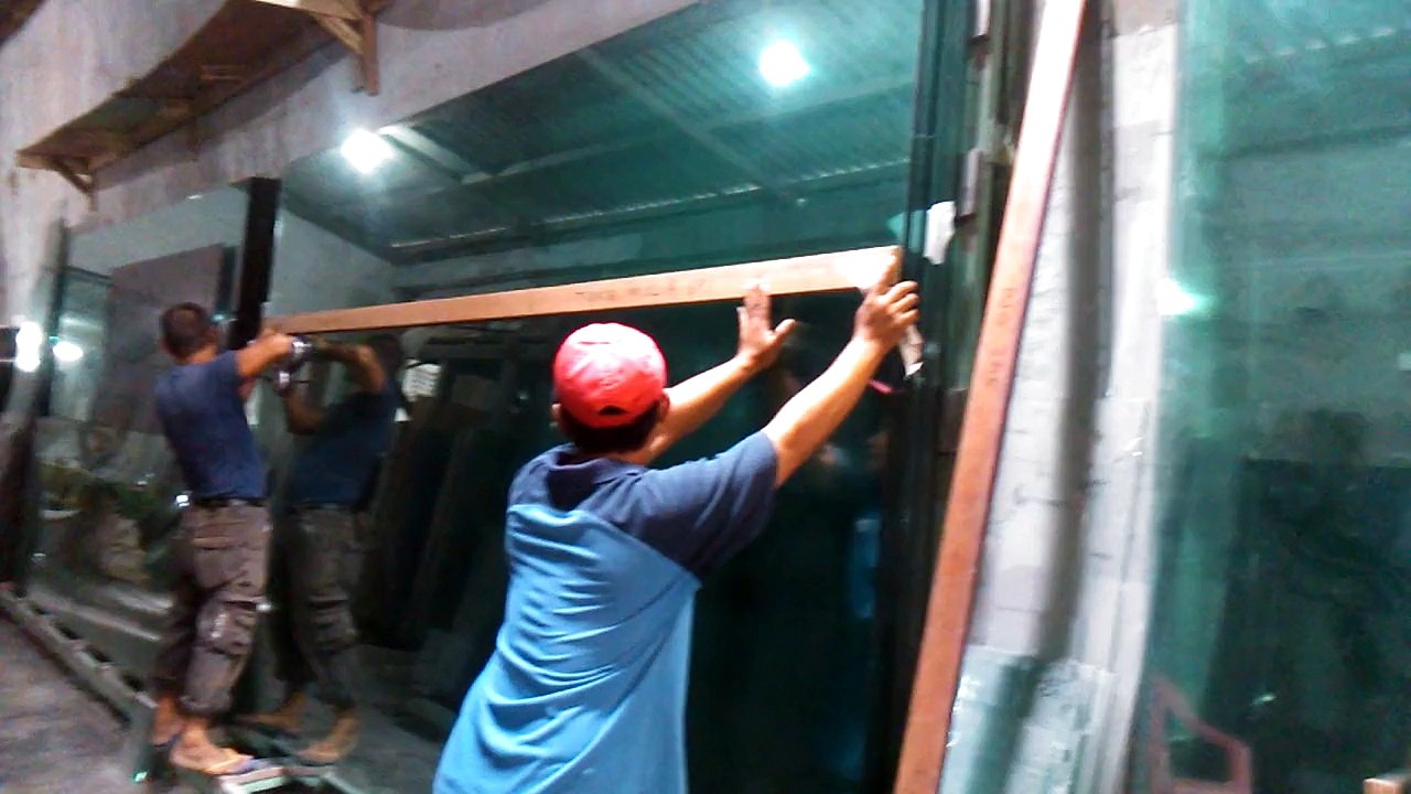 trik motong kaca berdiri