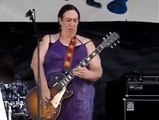 Cette femme au look improbable est une virtuose de la guitare !