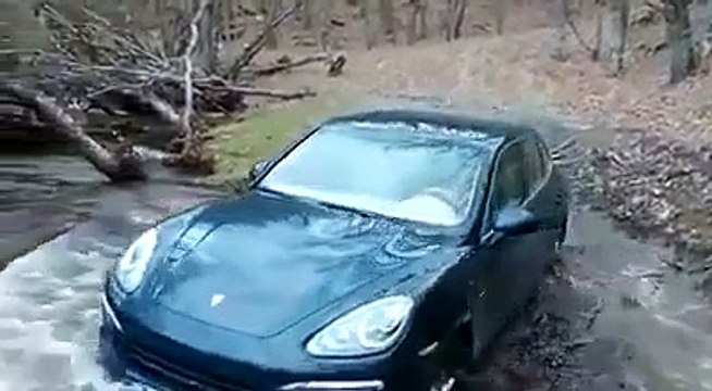 Porsche Cayenne essaie de traverser une rivière !