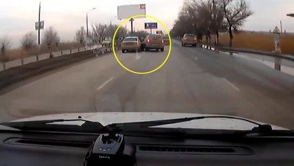 Quand une fille jalouse croise son ex-copain sur la route en Russie