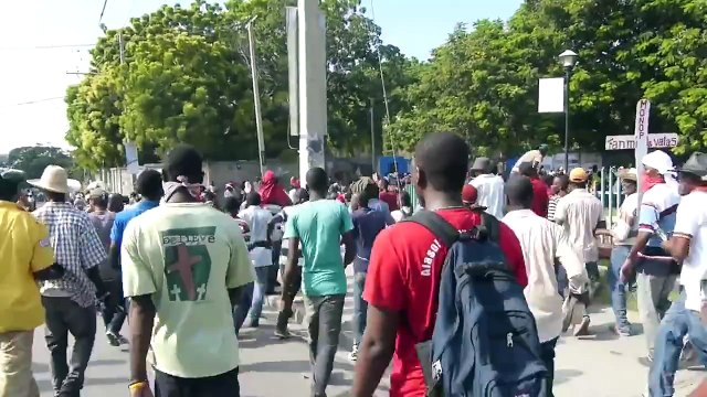 Haïti, Les soldats des nations Unies (UN) tirent sur la foule des protestataires