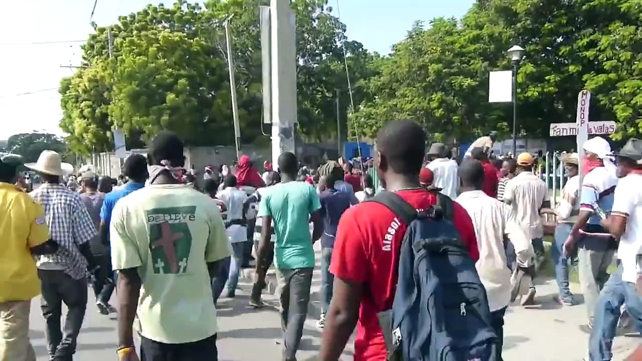 Haïti, Les soldats des nations Unies  (UN) tirent sur la foule des protestataires