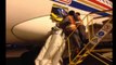 Un passager impatient déploie le toboggan d'évacuation d'urgence pour sortir de son avion!