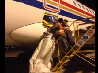 Скачать видео: Un passager impatient déploie le toboggan d'évacuation d'urgence pour sortir de son avion!