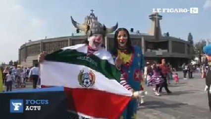 Parade de clowns dans les rues de Mexico