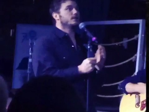 L'acteur Chris Pratt chante pour rendre hommage au mini cheval Lil Sebastian - Parks and Rec Party