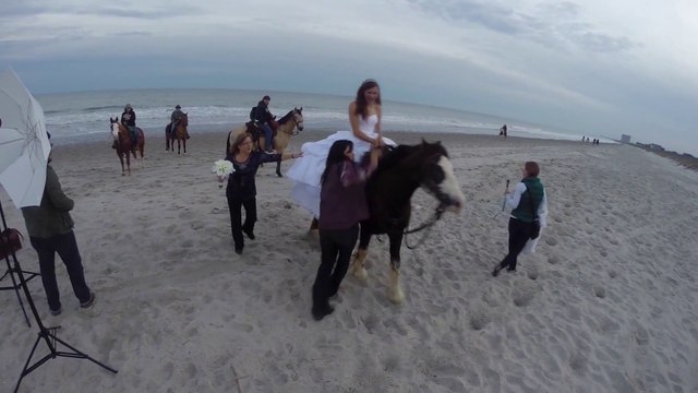 Horse accident during wedding photo shoot : Bride violently Thrown from Horse