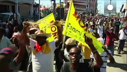 Descargar video: Haiti: Manifestantes exigem demissão do presidente Michel Martelly