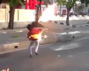 un manifestant se fou le feu avec son cocktail molotov