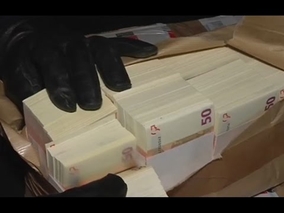 Casalnuovo (NA) - Scoperti 20 milioni di euro falsi in una cantina -2- (16.12.14)