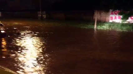 Assista: homem pilota jet ski em rua alagada do DF