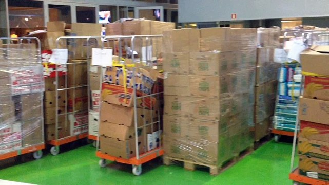 Beelden: Mediacentrale stroomt vol met producten voor Voedselbank - RTV Noord