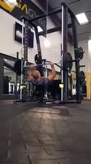 Vous n'imaginerez jamais  comment cet homme fait de la muscu