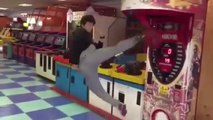 Coup de pied retourné dans un punching ball d'arcade