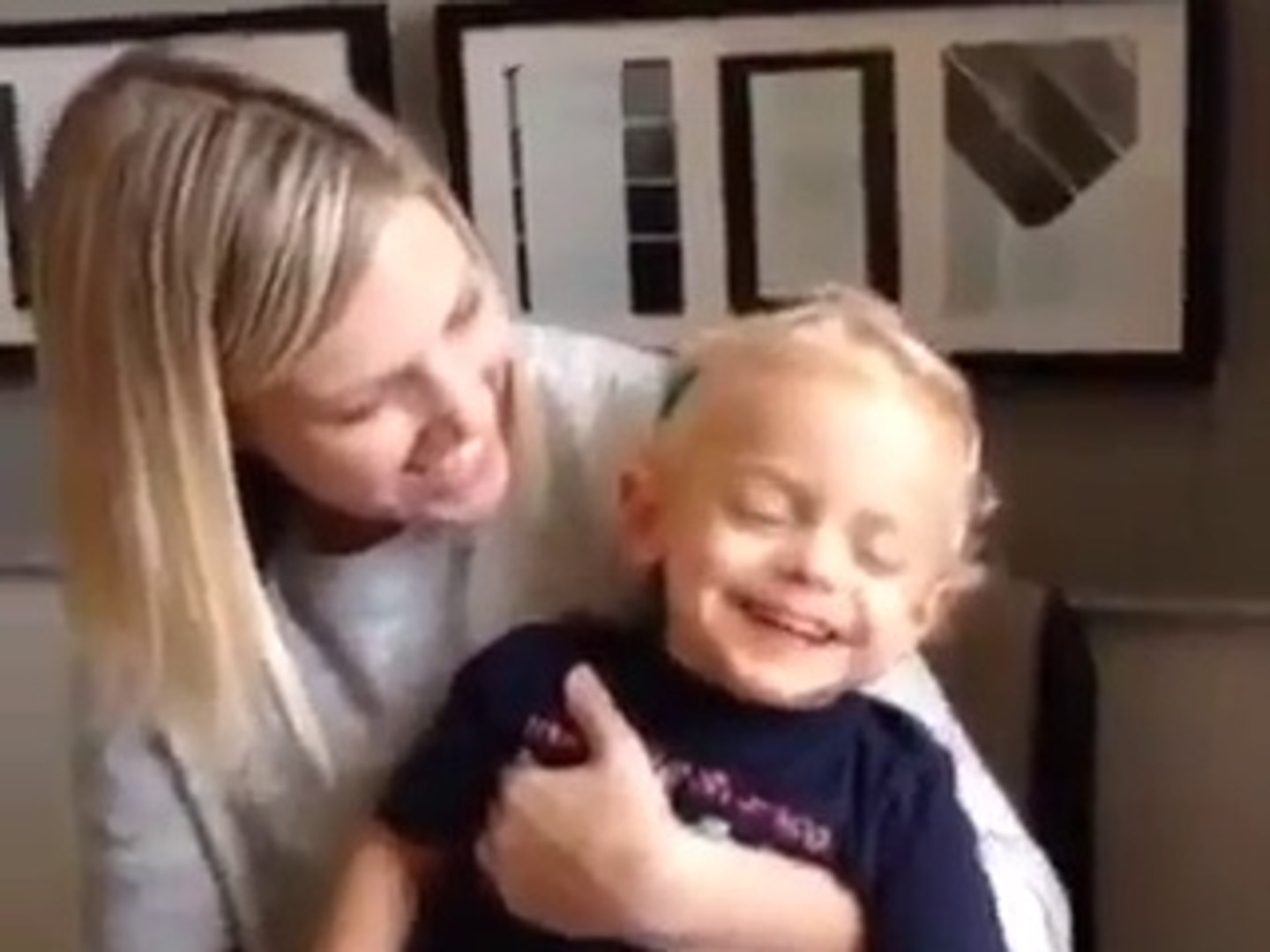 Ce Petit Garcon De 2 Ans Entend Pour La Premiere Fois Video Dailymotion