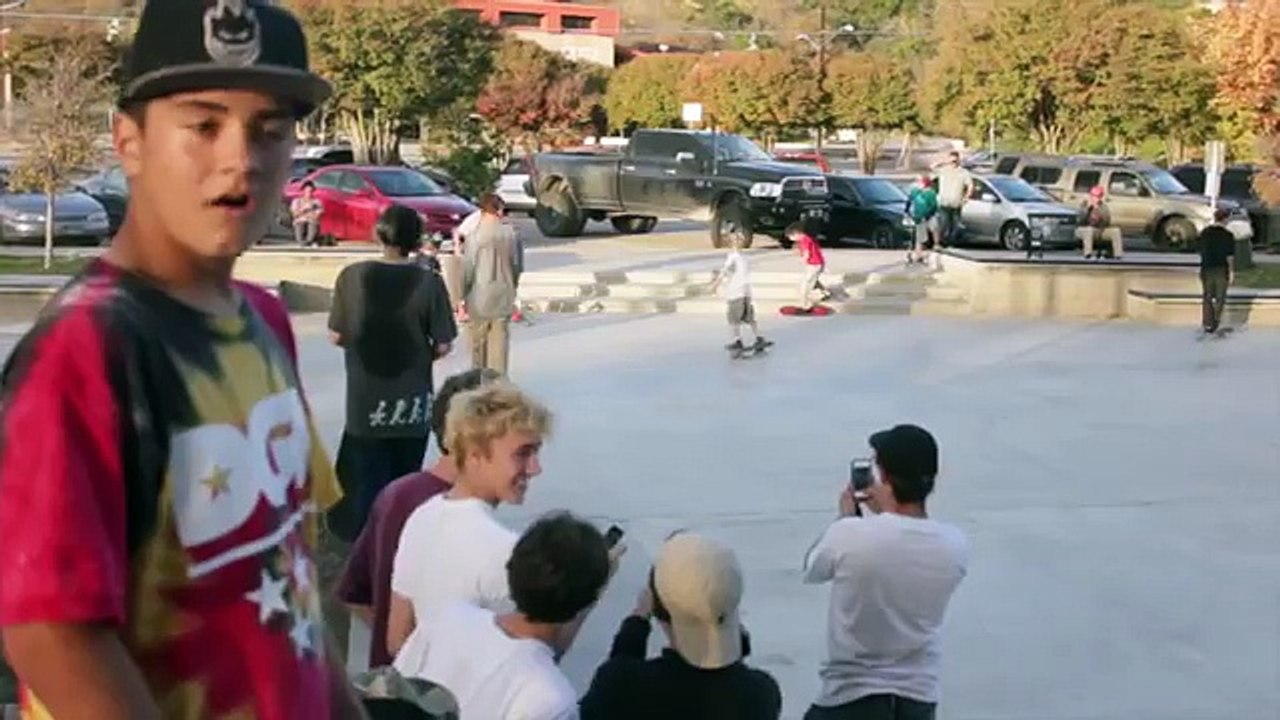 Il test un Hoverboard fabriqué avec 4 souffleurs de feuilles dans un skate parc