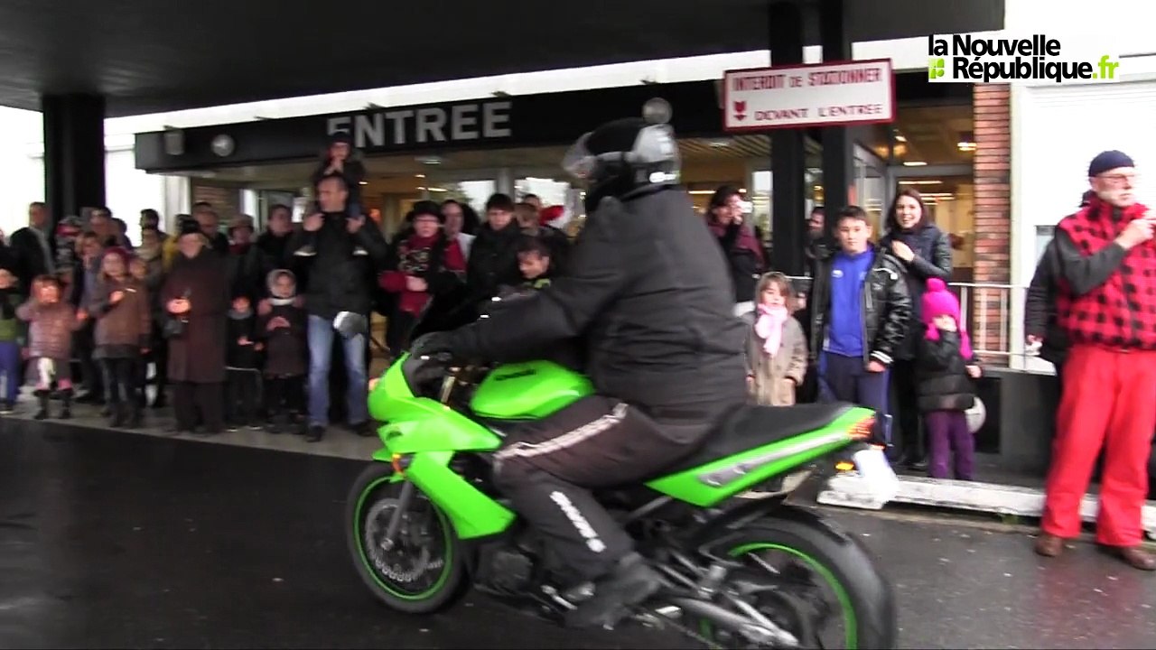 VIDEO. A l'hôpital de Blois, le Père Noël rend visite aux enfants malades