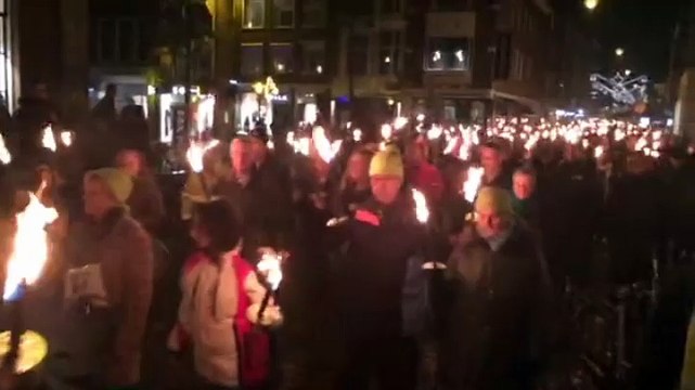 Actievoerders met fakkels protesteren tegen gasakkoord - RTV Noord