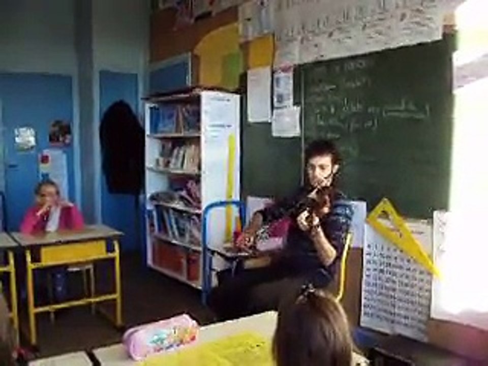 Romain joue du violon dans notre classe