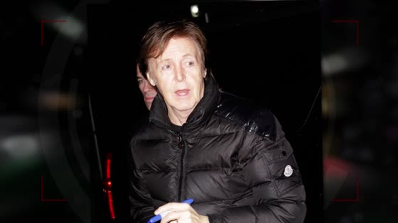 Paul McCartney wird beim verlassen der Daily Show von Fans erwartet
