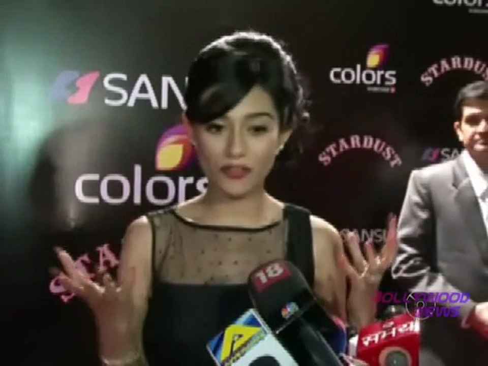 Amrita Rao Looks Beautiful in Black Schon at Red Carpet of Stardust Awards - By BollywoodFlashy