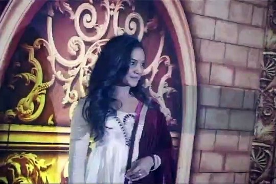 Beautiful Rajshree Thakur Looks Beautiful at The Red Carpet of Zee Rishtey Awards - By BollywoodFlashy