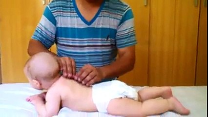 Bebê recebe massagem e sorri