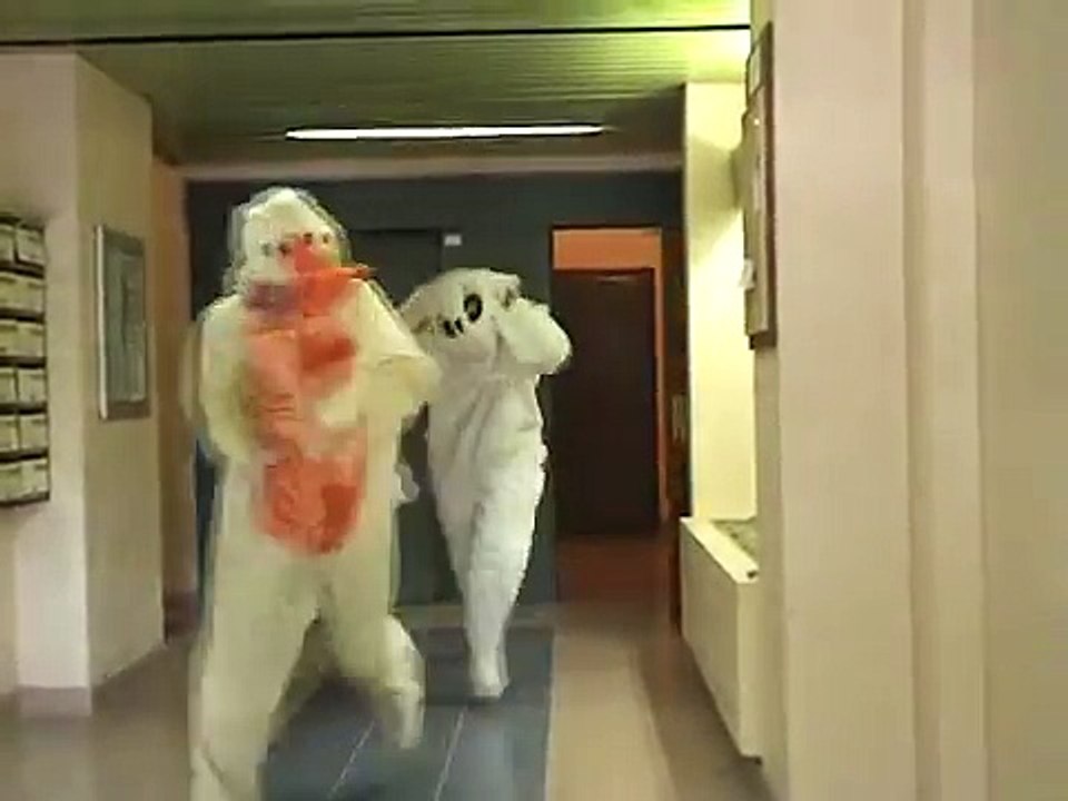 Hunting Elevator (Rémi GAILLARD) BY place 2 Hina khan