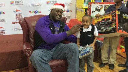 Shaquille O’Neal Lifts Kids’ Holiday Spirits