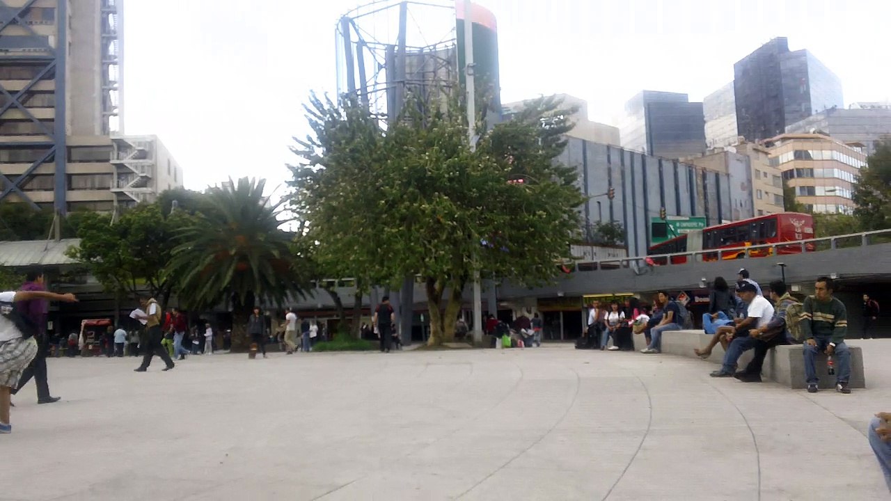 Chavos practicando baile metro insurgentes DF