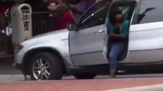 Une automobiliste, en colère, roule avec un sabot fixé à la roue de son BMW !