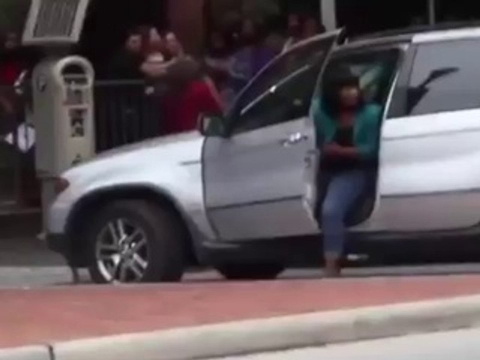 Une automobiliste, en colère, roule avec un sabot fixé à la roue de son BMW !