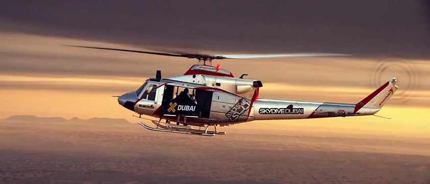Yves Rossy alias Jetman : L'homme volant au dessus du désert de Dubaï