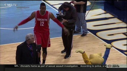 Dwight Howard s’embrouille gentiment avec Rocky, la mascotte des Denver Nuggets