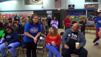 Un lutteur universitaire invite sa plus grande fan, une jeune autiste, au bal de fin d'année!